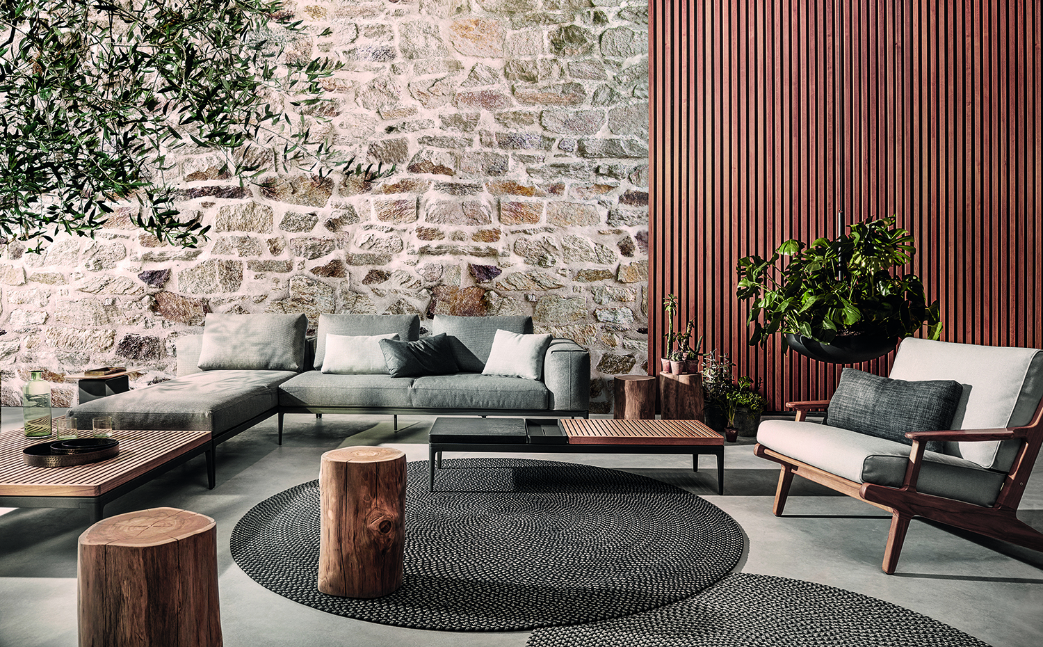 gloster teak furniture. "La sintonía entre los materiales y el olor del hogar es imprescindible", comenta Sandra Iruela. La madera tropical conserva su olor gracias a las resinas o ceras que contiene. La arcilla desprende aromas terrosos, pero pierde su olor si se trata. Mobiliario de teca de la firma Gloster