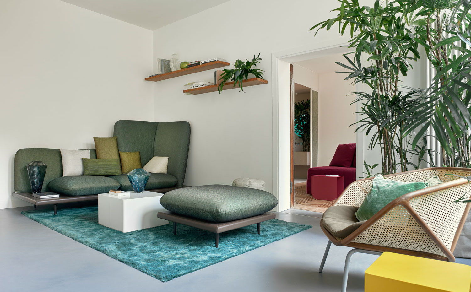 Casa Flora1. Empresas de carácter artesanal han aportado el mobiliario adaptándose al estilo contemporáneo de los arquitectos