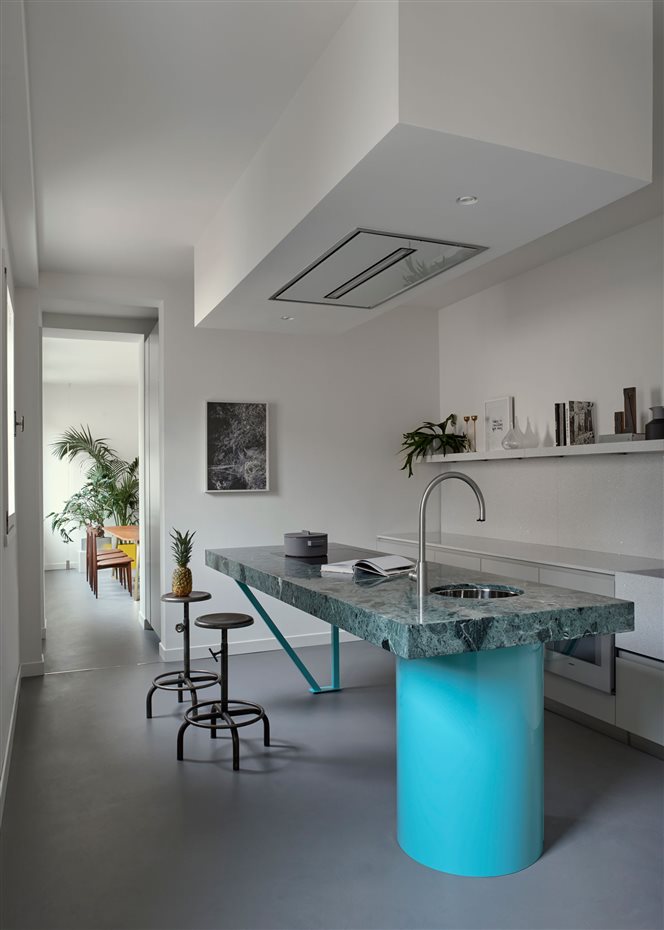 Casa Flora3. El color acuoso de la encimera reproduce los tonos de la laguna veneciana