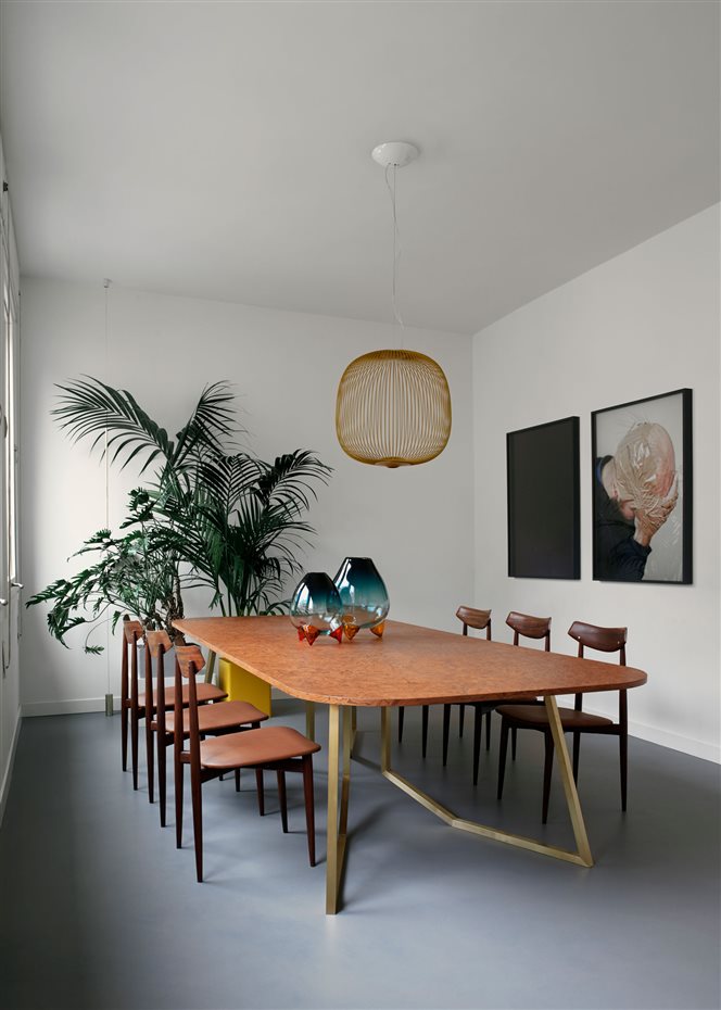 Casa Flora4. La mesa y las sillas son de madera de brezo