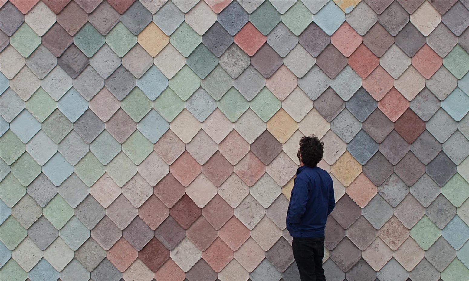 Fachada de la casa Yardhouse en Stratford, Reino Unido, revestida con azulejos hechos a mano en el mismo lugar. Proyecto del estudio Assemble