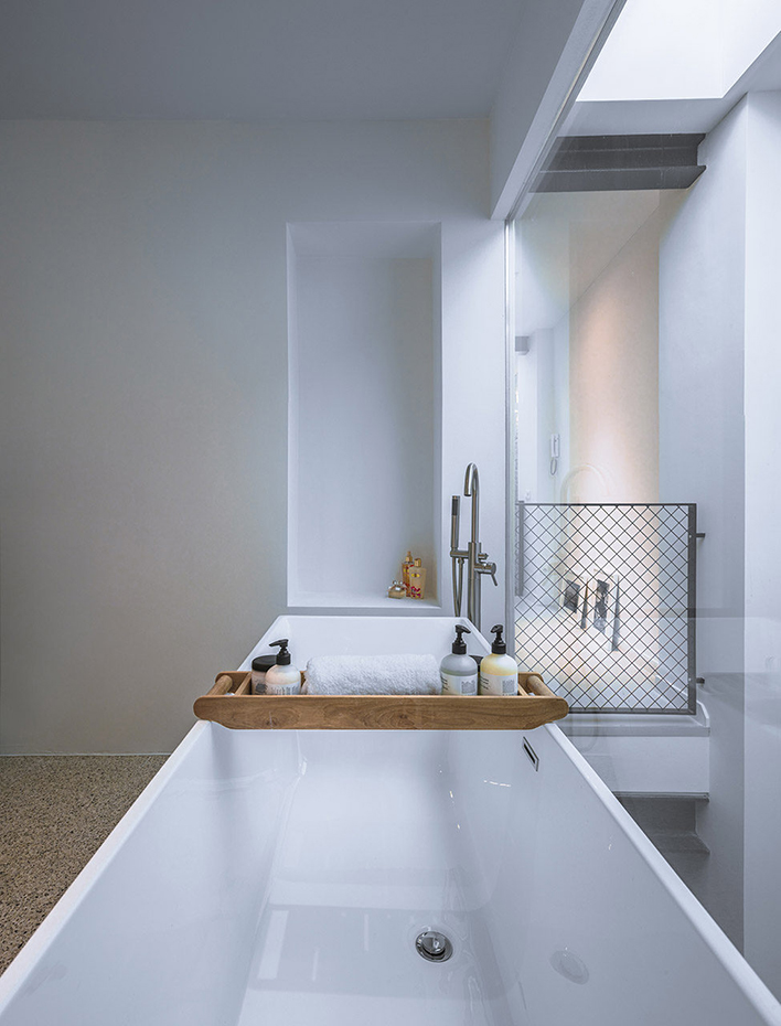 AYD LOFT64-07. El baño es un pequeño spa minimalista