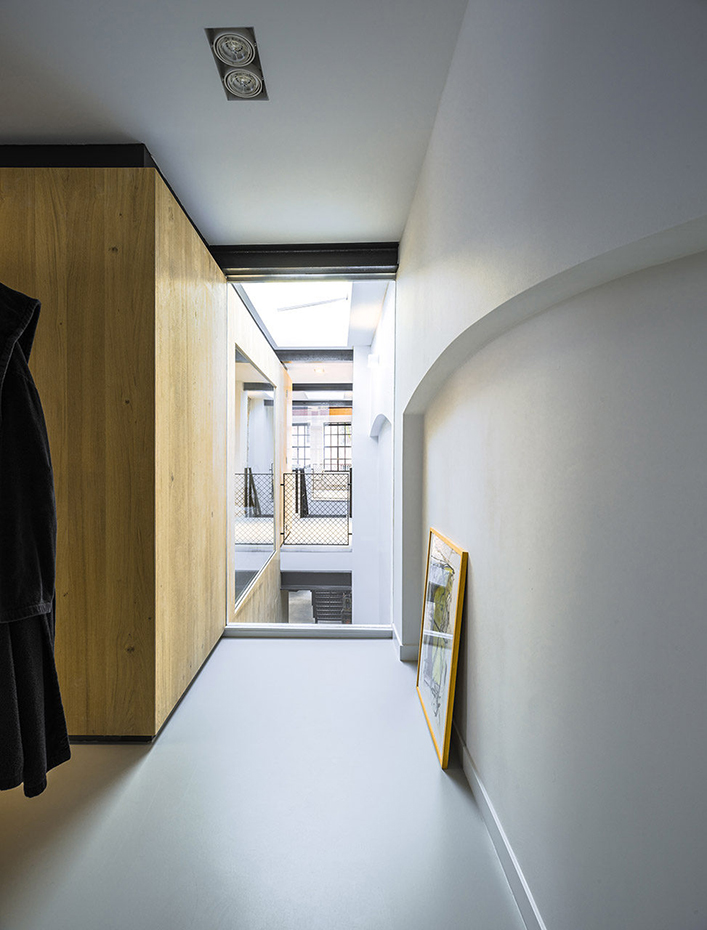 AYD LOFT64-09. Una gran caja de madera central acoge baños, cocina, trastero y aseos, conectando las plantas entre sí