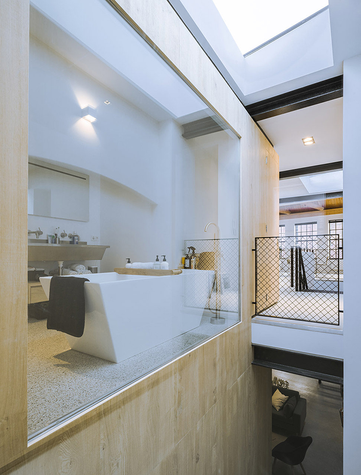 AYD LOFT64-10. El baño consta de un gran ventanal con vistas al vacío que lo llena de luz y prolonga visualmente el espacio