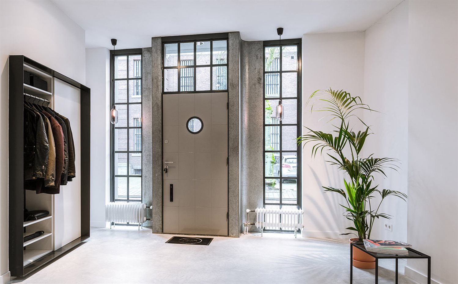 Los detalles de acero en puertas, ventanas, aportan carácter al espacio