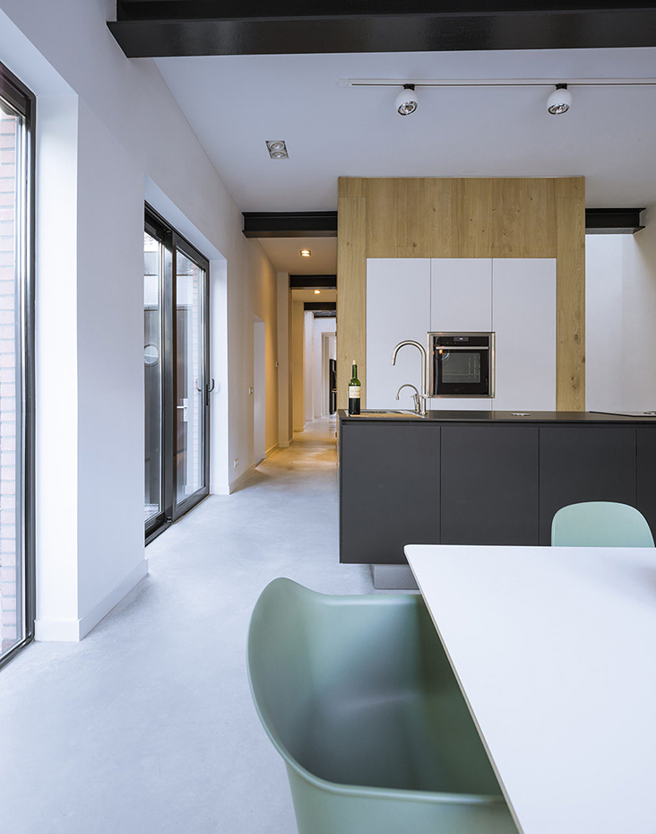 Los muebles reafirman la intención funcional de la vivienda