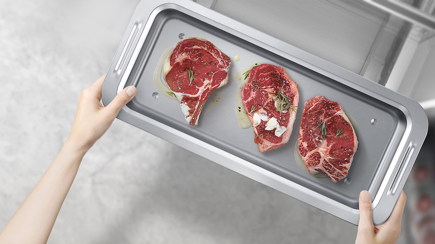 es-feature-bottom-mount-freezer-rb41j7799s4--53145343. Una bandeja en acero inoxidable se puede utilizar para guardar los alimentos en el frigorífico y también para prepararlos y cocinarlos directamente sobre ella