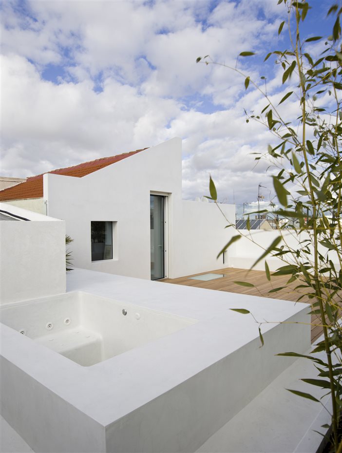 CF017464. La azotea se transformó en una terraza con vistas a Madrid y jacuzzi incorporado en una esquina