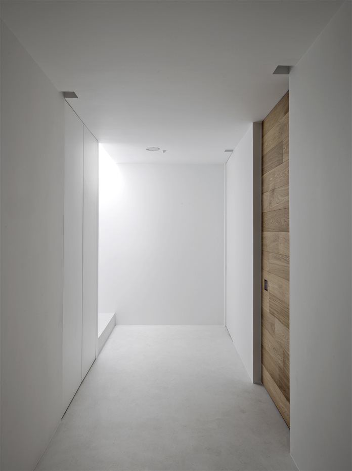 CF017483. La entrada a la casa se ha reducido a la concepción minimalista de la planta superior