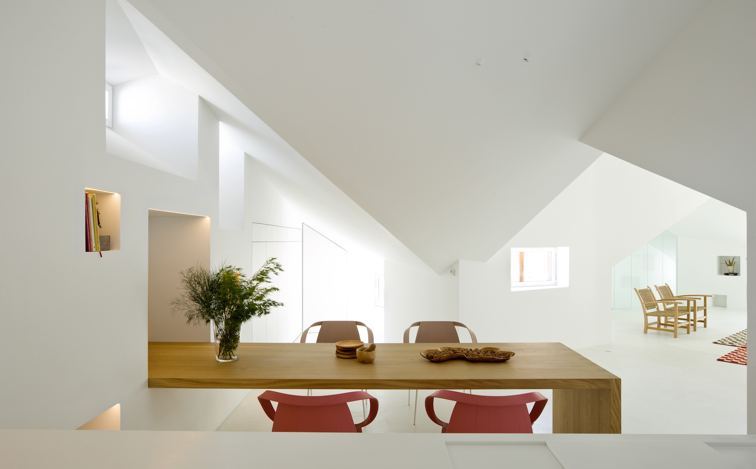 CF018940. Sillas de acero y poliuretano de Moroso, por Nipa Doshi & Jonathan Levien. Mesa a medida diseño de los arquitectos  