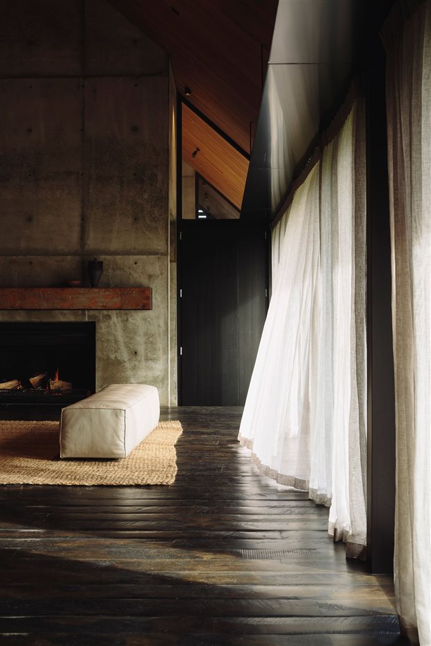Forest-House-01. Alfombras de yute y cortinas de lino imprimen un aire rústico al interior de la vivienda