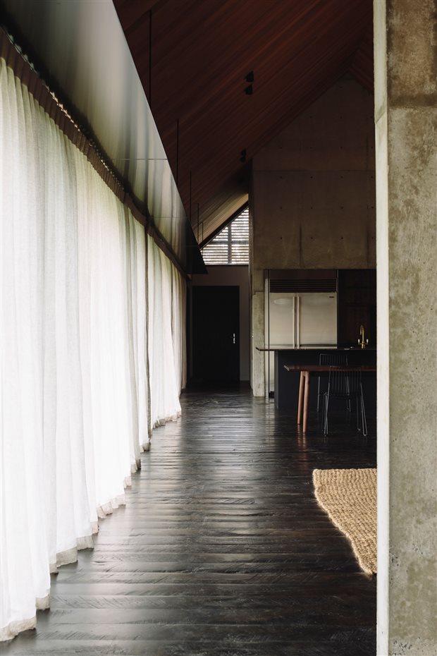 Forest-House-03. El suelo de madera pulida ofrece gozosas sensaciones al pisar