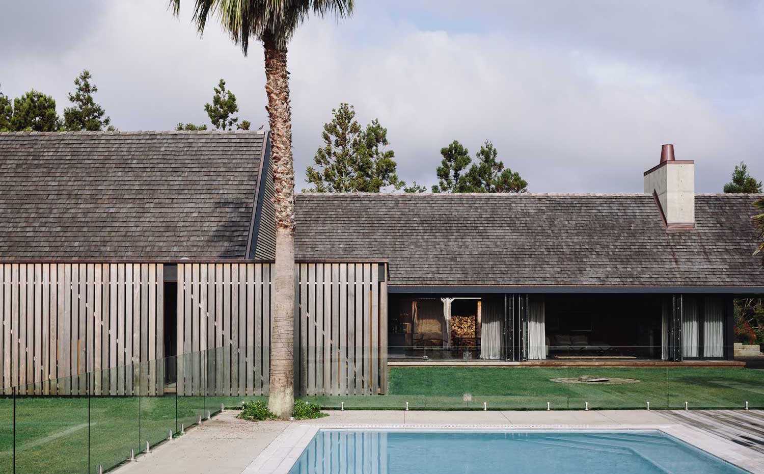 Forest-House-05. Los propietarios de esta casa tienen una especial fijación por la madera y, a lo largo de los años, recolectaron vigas y tablones de derribo para construirla