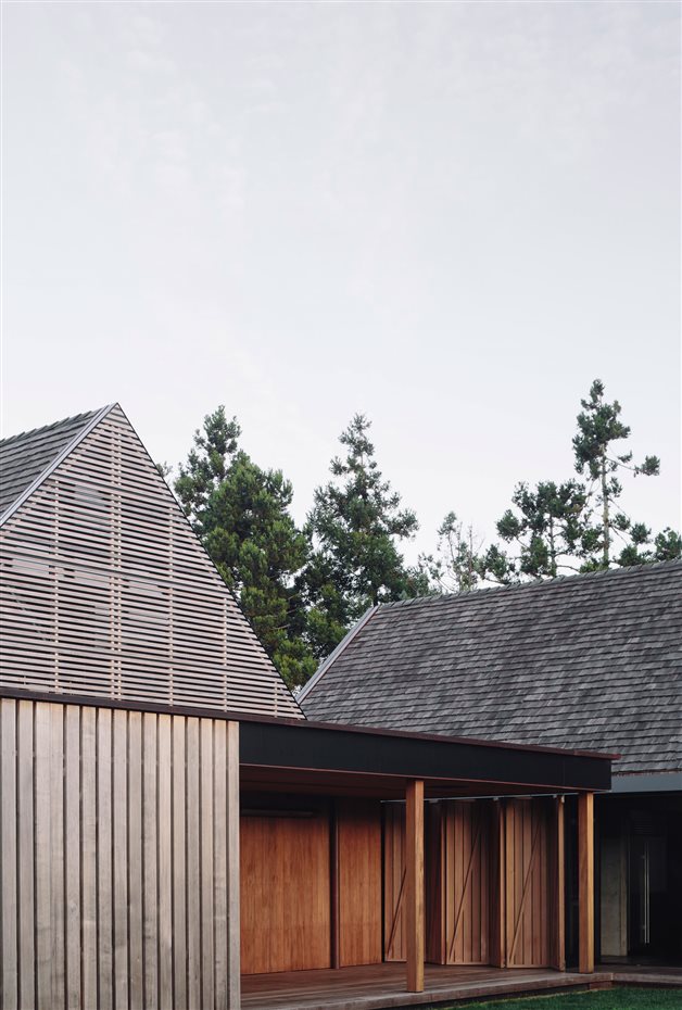 Forest-House-11. Una "cortina" de lamas de madera protege el porche del viento y el sol