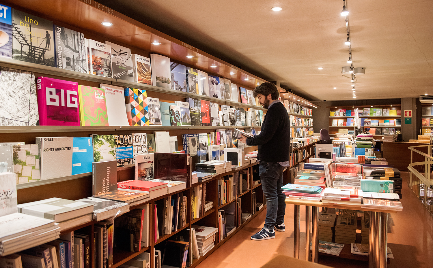 Objecte de Desig La Capell Foto Slowkind 4529. La librería especializada La Capell dispone de un fondo bibliográfico de más de 10.000 títulos nacionales y de importación sobre arquitectura, urbanismo, interiorismo, arte y diseño
