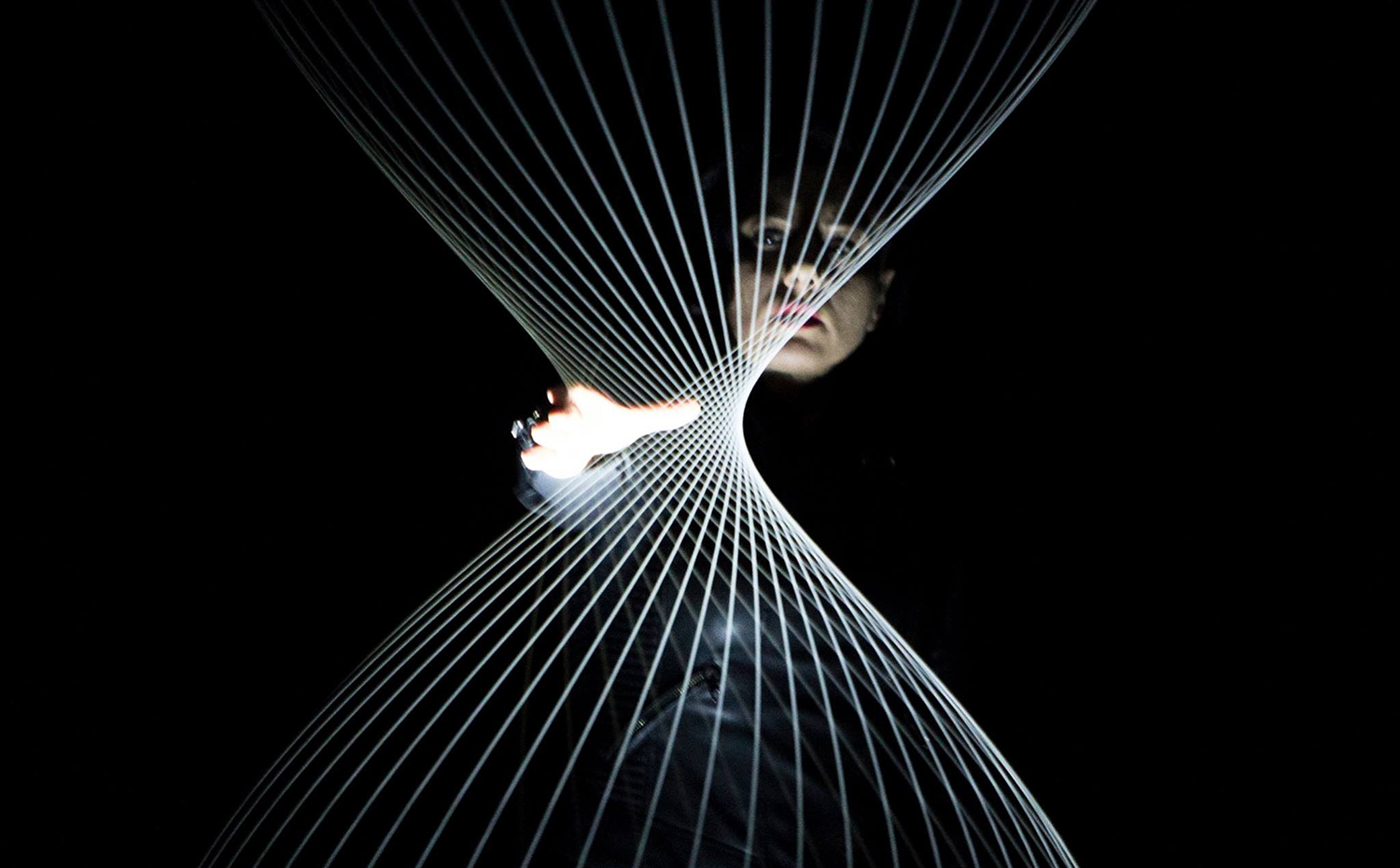 unnamed. El videoartista digital Román Torre realizará una demostración en vivo de su proyecto Deep Resonance, un espectáculo de luz, sonido y música electrónica inspirado en los sistemas de exploración espacial mediante señales eléctricas