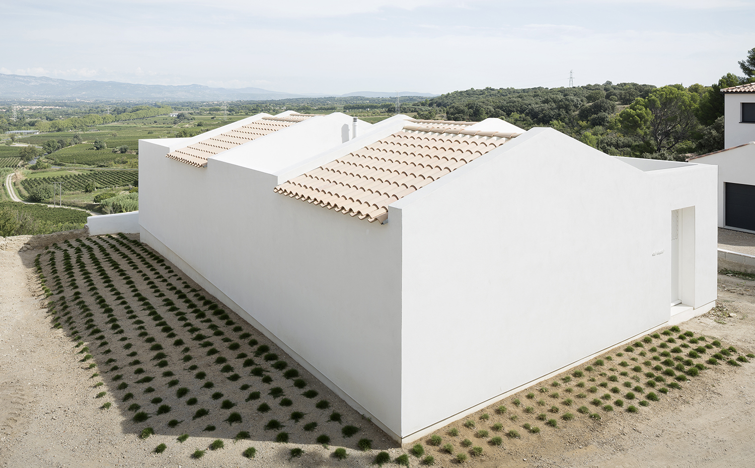 33246-main 2524-1 33246 sc v2com. La geometría de la casa se basa en una secuencia repetida de cuatro volúmenes regulares encerrados en un muro perimetral que a su vez determinan cuatro patios interiores