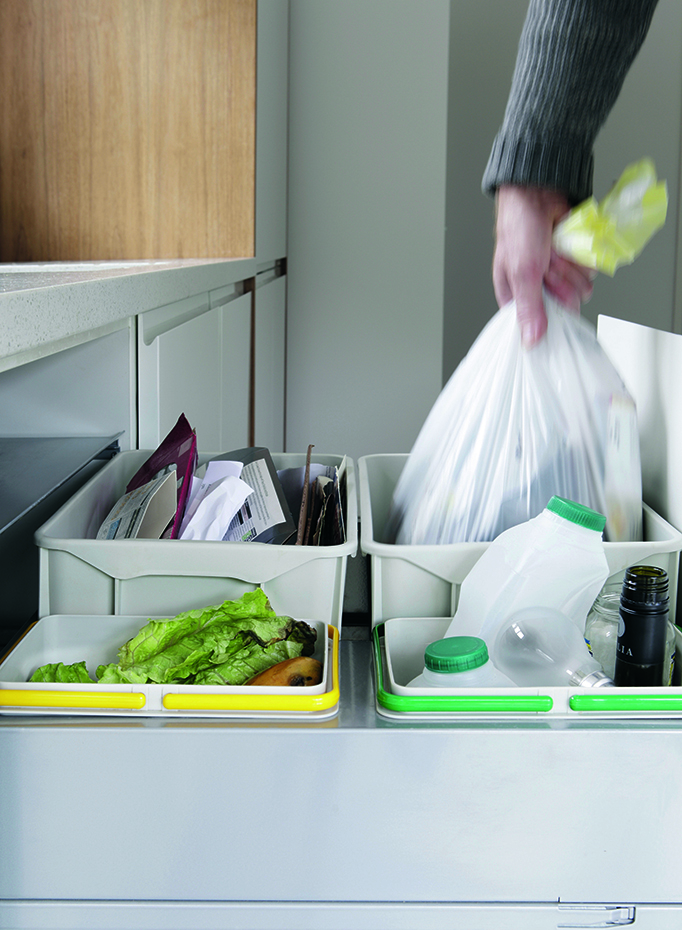 GettyImages-159627052. Los envases son los residuos que más han crecido y que peor reciclabilidad presentan, por llegar mezclados. Volver a la idea de que los residuos son valiosos es el objetivo del SDDR o Sistema de Depósito Devolución y Retorno: cada envase tiene un precio y no se lanza a un contenedor de reciclaje sin más, sino que se entrega por separado y se devuelve un importe económico al ciudadano