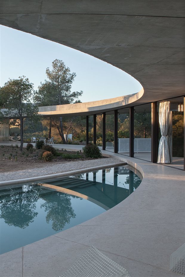 office-KGDVS-solo-house-3. La casa de planta circular encierra un patio con piscina