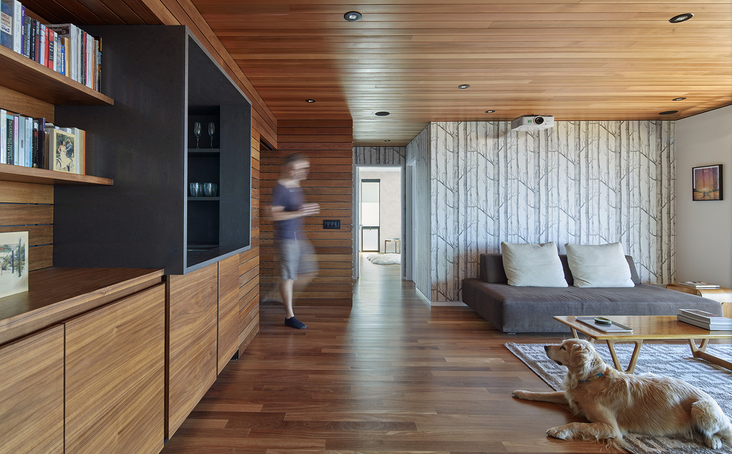 34348-main 1891-4 34348 sc v2com. Además de la suite –más un segundo dormitorio y un estudio–, el nivel inferior cuenta con un espacio que hace las veces de segundo estar y sala audiovisual