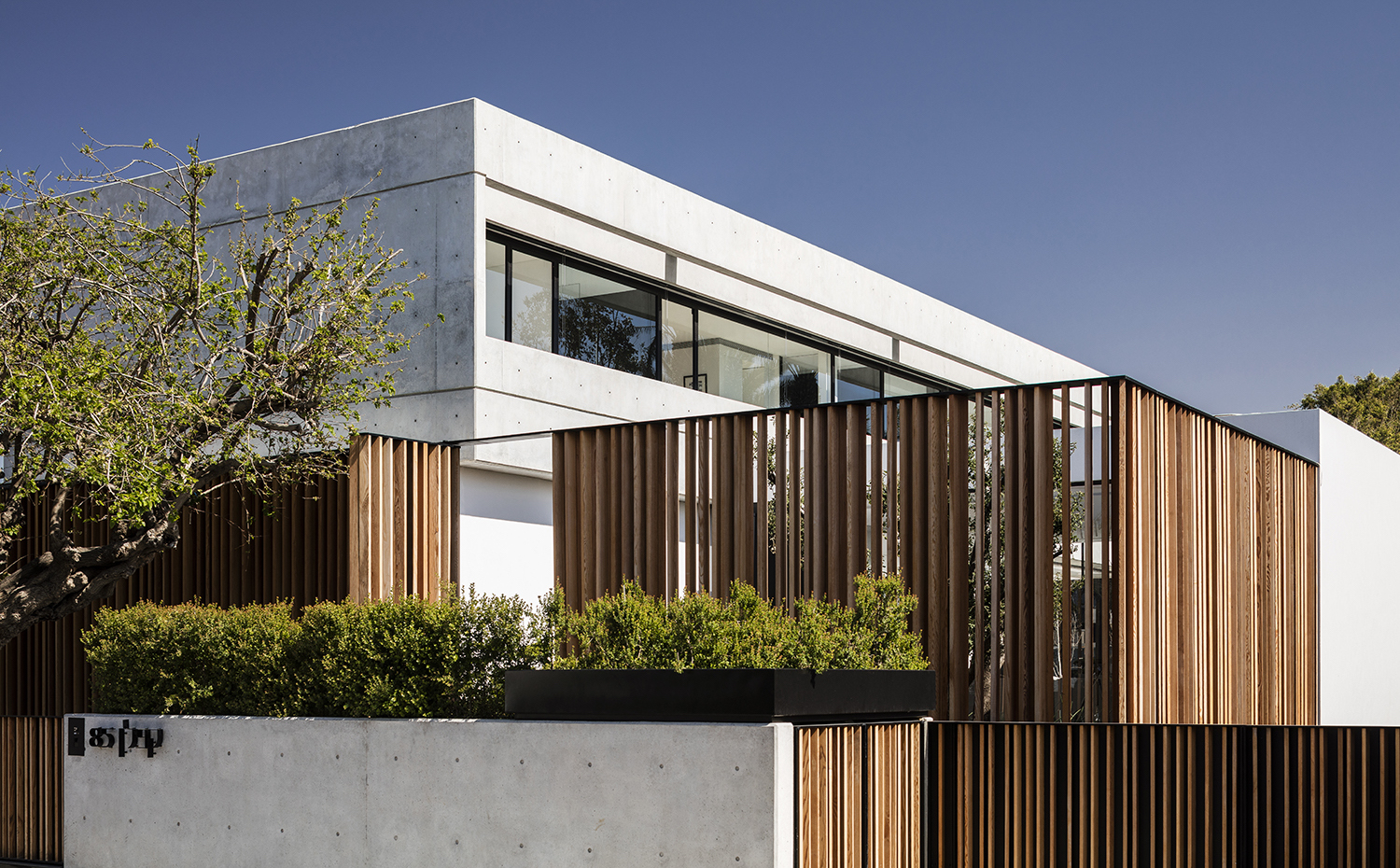 SHABAT HOUSE 003. Detrás de la valla se esconde una casa de 750 metros cuadrados
