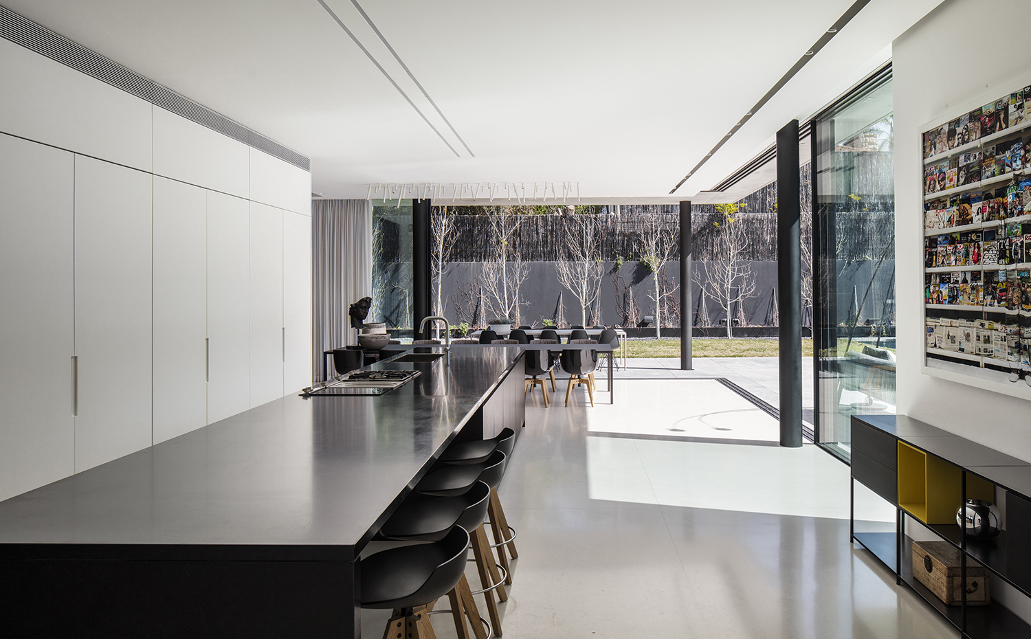 SHABAT HOUSE 040. La mesa de la cocina se prolonga hacia la mesa del comedor, una composición con forma de letra T