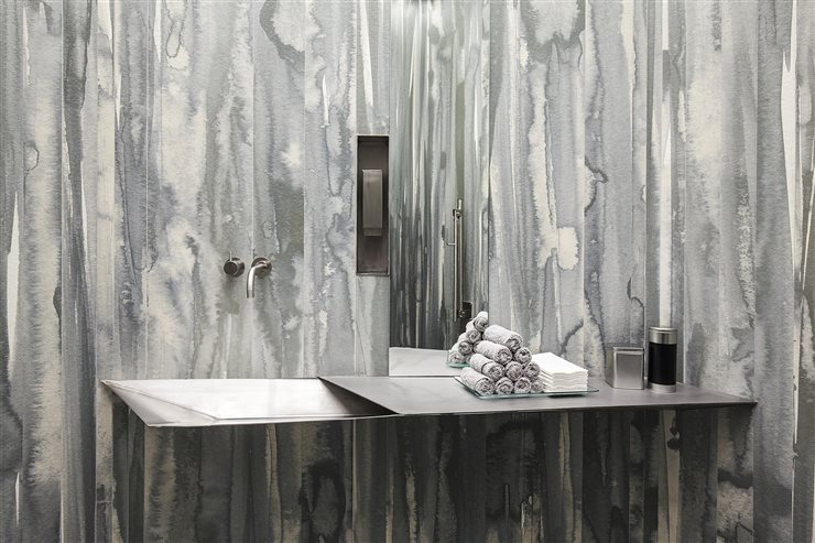 Cuarto de baño, con pavimento, revestimientos y encimera de NEOLITH®. Foto: Dámaso Pérez, Fototec