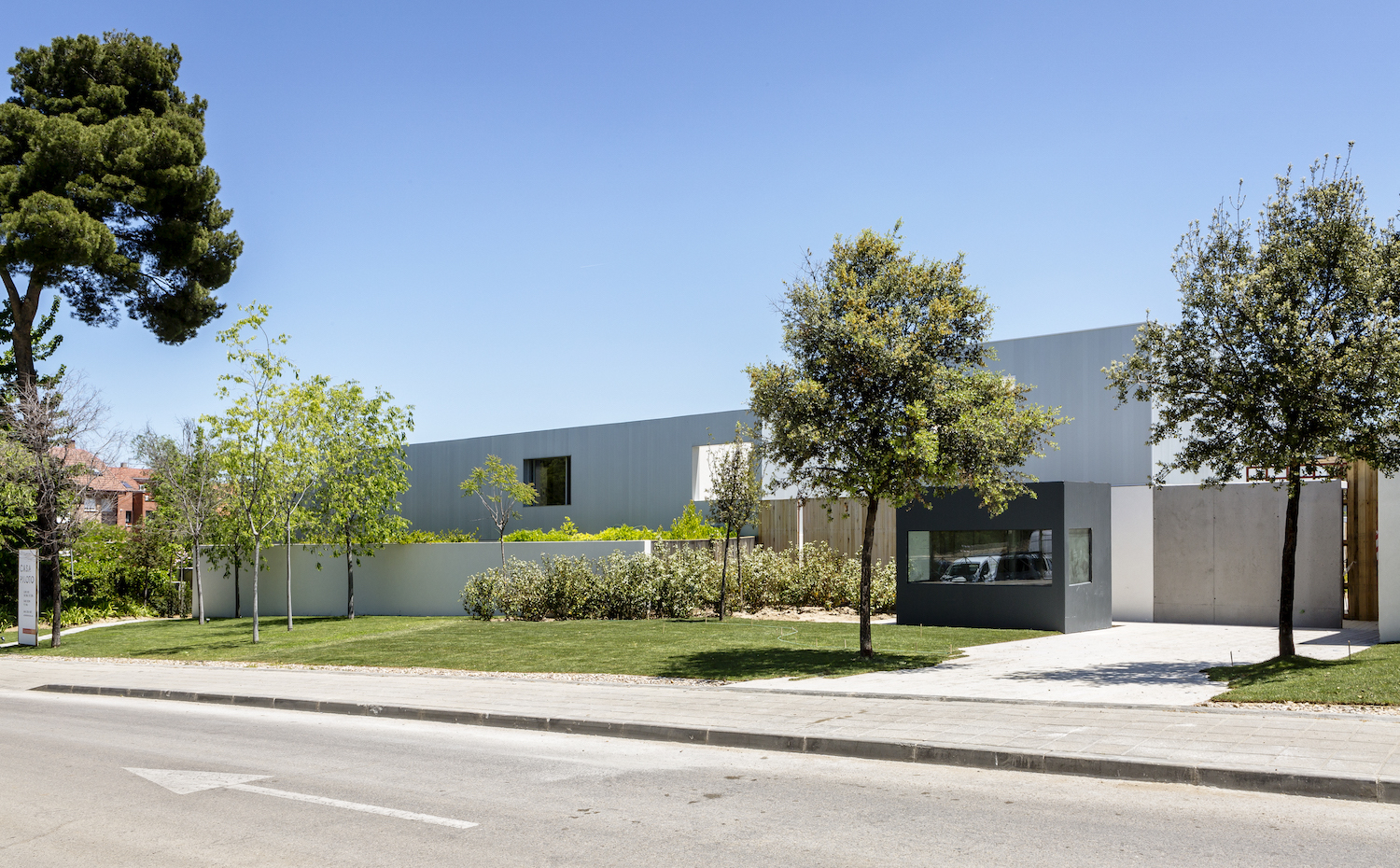 Entrada a la urbanización, en el pudiente barrio de Somosaguas (Madrid). Entrada a la urbanización, en el pudiente barrio de Somosaguas (Pozuelo de Alarcón)