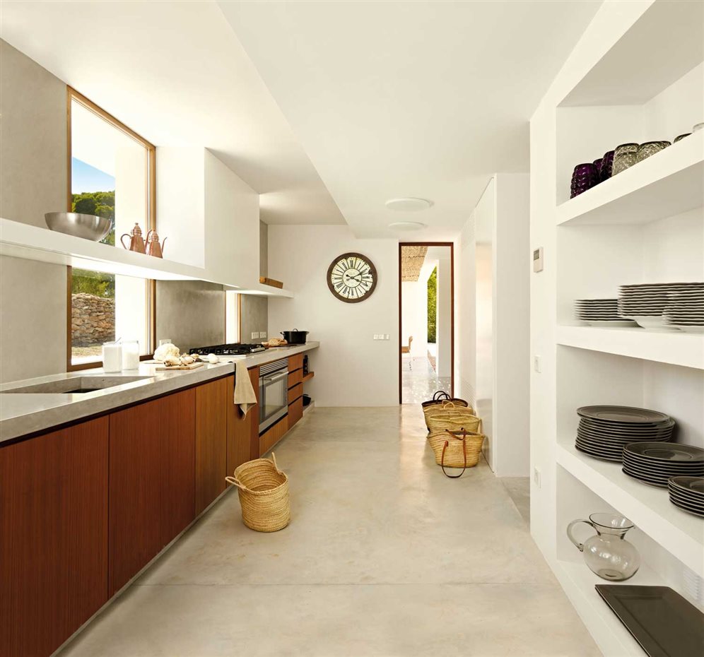 00345974. La cocina se conecta con un comedor exterior situado al fondo. El mobiliario, realizado por Pep Sala, es de tablero marino revestido con iroco. Los electrodomésticos son de aEg y Electrolux. grifería, de Hansgrohe