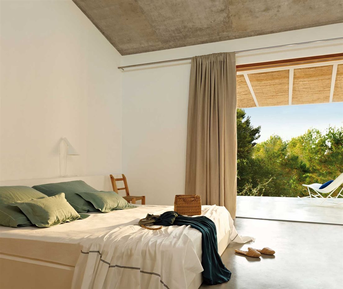 00345976. La cama y el armario del dormitorio se han realizado de obra. Silla tradicional realizada por Fusteria Can Beià. Cubrecama, de Sybillabuena. lámpara aj tavolo, diseño de Arne Jacobsen para el fabricante Louis Poulsen.