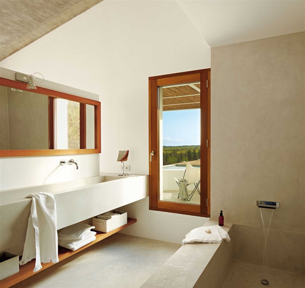 00345977. El cuarto de baño mantiene la ligereza arquitectónica