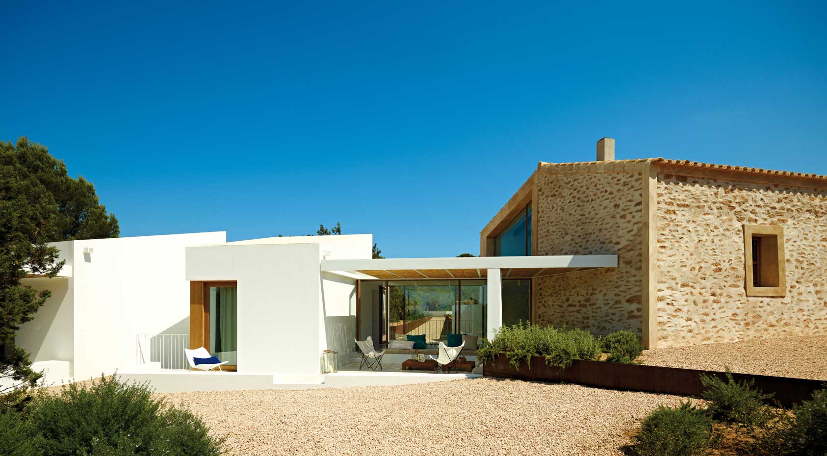 00345987. Una vivienda contemporánea que lejos de sobreponerse a la construcción original la realza y se imbrica con ella con una sutil elaboración de los vínculos entre la arquitectura antigua y la nueva