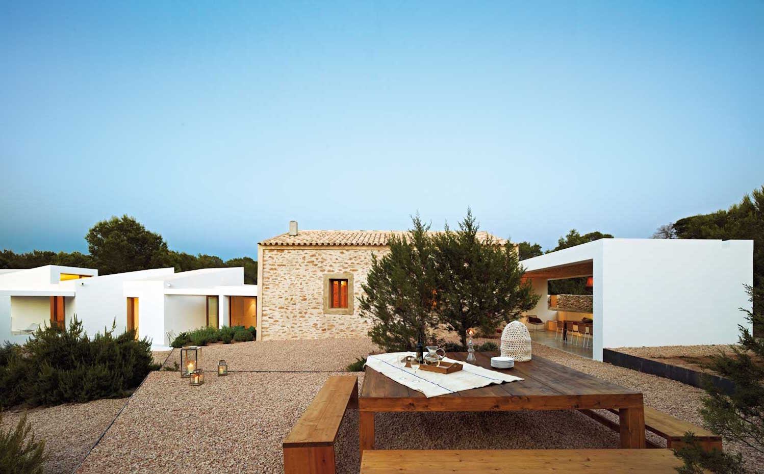 2. La casa original, una construcción sencilla con cubierta inclinada a dos aguas, dialoga en armonía con la volumetría fragmentada del nuevo edificio
