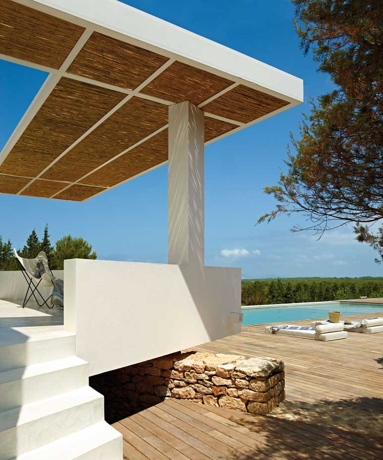 4. Cada dormitorio se abre a su propia terraza cubierta, conectada con la refrescante piscina y el paisaje de la isla