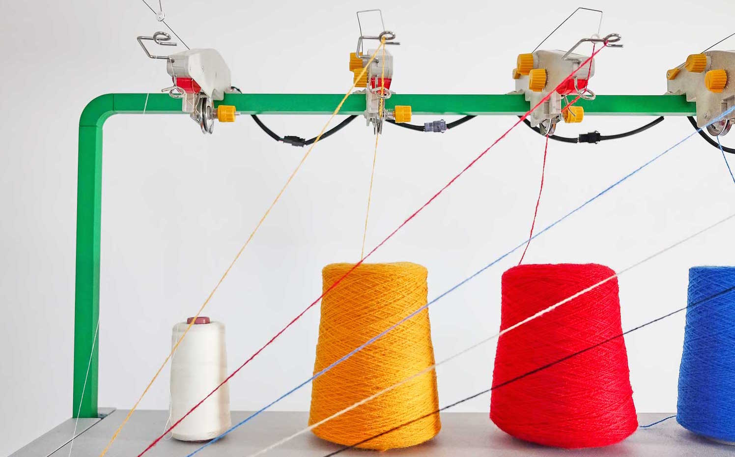 6 Kniterate yarns. La máquina trabaja con bobinas de lana o algodón corrientes