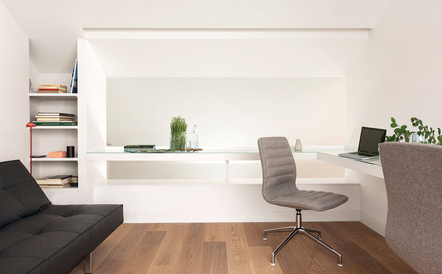 aticoe10. En el estudio, el sofá Splitbak, de Per Weiss para Innovation. Junto a él, la lámpara de pie Daphine, en rojo, de Tommaso Cimini para Lumina. La silla de escritorio es la Lotus, de Jasper Morrison para Cappellini