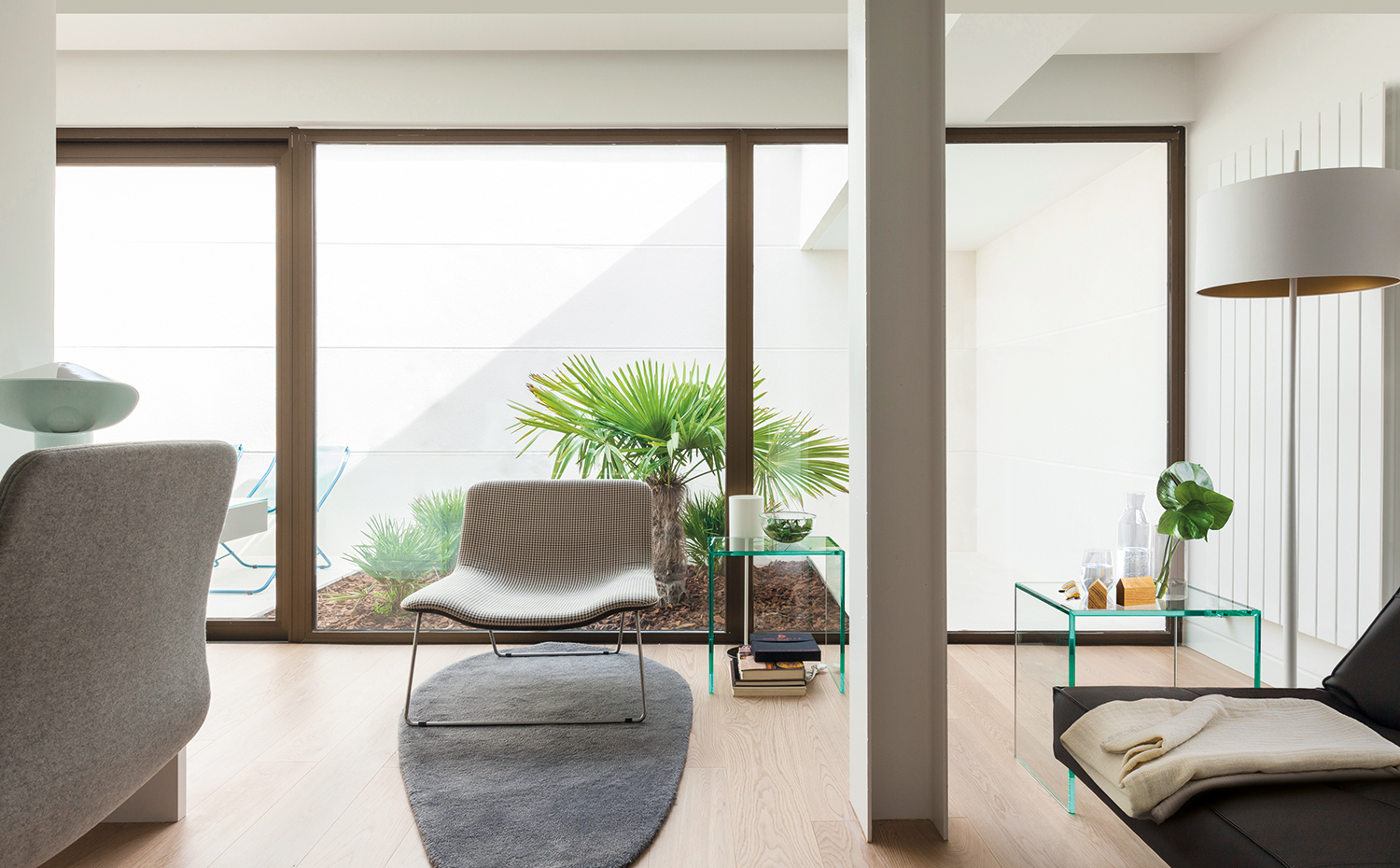 aticoe18. La butaca es el modelo Spring, de Ronan y Erwan Bouroullec para Cappellini. Asus pies, la alfombra Cal, diseño de Nani Marquina para nanimarquina. Las mesitas auxiliares son las RDA, de RDA Möbel. Todo el mobiliario de la vivienda procede de Right Design Agency