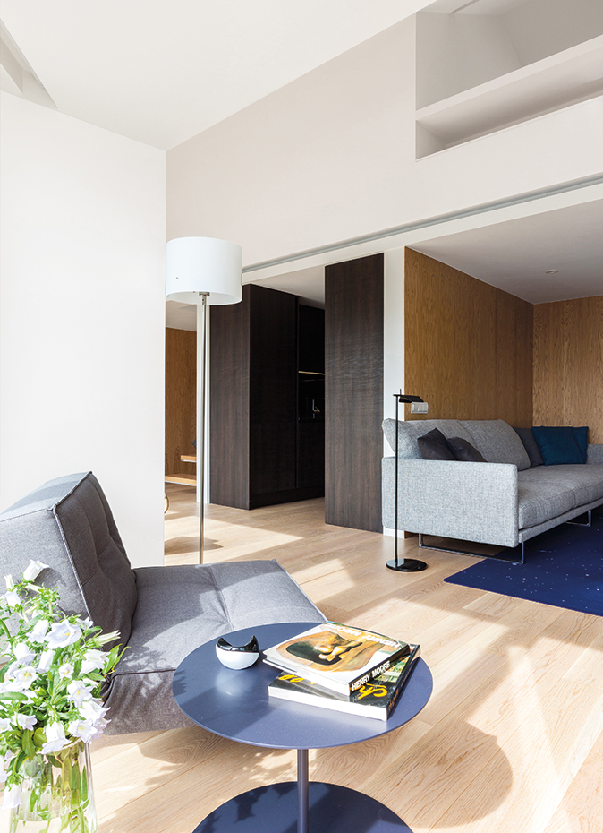aticoe20. Butaca Splitback, diseño de Per Weiss para Innovation. Lámpara de pie con pantalla blanca Donna, de Stefano Marcato para Nemo. Junto al sofá Toot, de Piero Lissoni para Cassina, la lámpara Tab, de Barber & Osgerby para Flos. Mesita Gong, de Giulio Cappellini para Cappellini. 