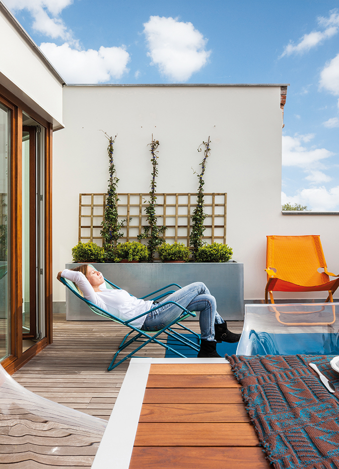 aticoe2. Para relajarse en la terraza del nivel superior, la butaca azul Bahama, de Emu, y la naranja, modelo Snooze 201, diseño de Chiaramonte & Marin; ambas, de Emu