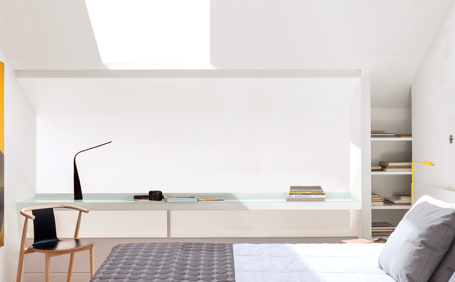 aticoe6. Cama Fronzoni, de A. G. Fronzoni para Cappellini. Lámpara de pie Flo, de Foster + Partners para Lumina. Silla Bac, de Jasper Morrison para Cappellini. Lámpara Moonbird, de Yukio Hashimoto para Yamagiwa