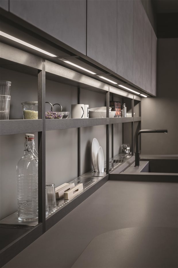 Característicos de XP son los estantes de pared e isla Xplain, en aluminio y personalizables con diversos accesorios