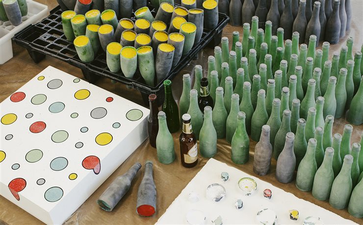El material obtenido, una mezcla de cristal procedente de botellas de Cerveza Alhambra, mármol y resina coloreada, ha permitido moldear las letras tridimensionales que forman la o