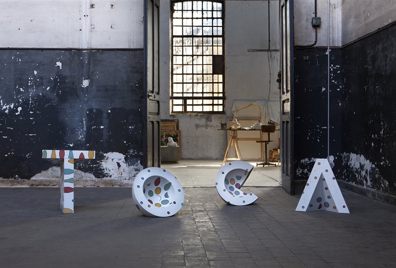 La instalación de Alvaro Catalán de Ocón propone una tipografía en formas geométricas tridimensionales hechas de un material único creado para el proyecto