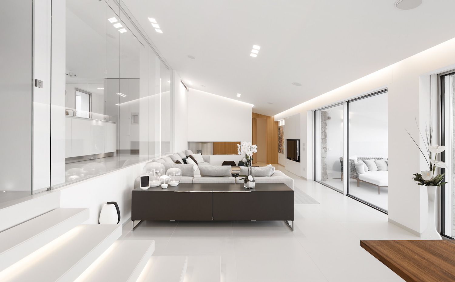 039. El color Bianco Crema con acabado Satin se extiende por el pavimento de las superficies interiores y el revestimiento de algunos baños