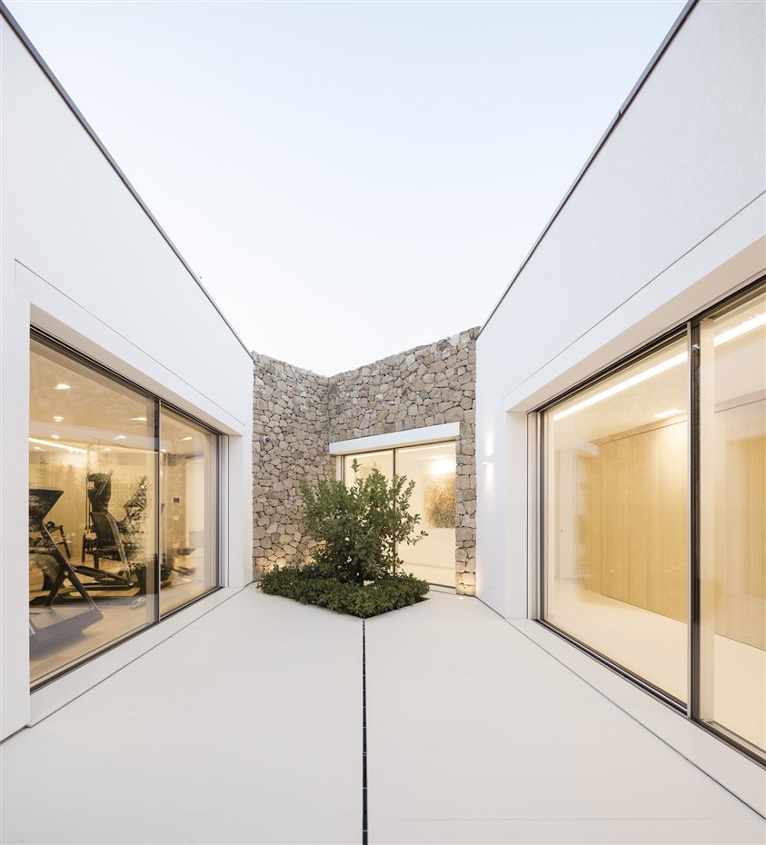 149. Se ha replanteado la villa en busca de una armonía entre las líneas netas y decididas de la arquitectura anterior y las líneas suaves de la conformación natural del terreno y las rocas