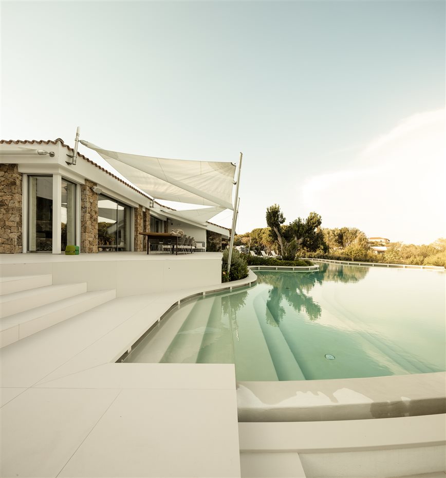 286. El color Bianco Crema, con su tonalidad delicada y mediterránea, encaja a la perfección con los colores del paisaje