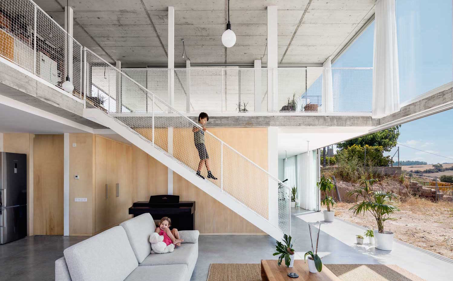  AG 0235. Las dos plantas, distribuidas sobre una superficie 240 m2, se conectan mediante una ligera escalera de acero