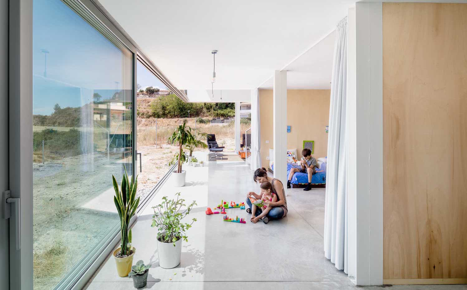  AG 0305. Lejos de limitarse a la percepción visual, esta relación dentro-fuera se extiende al uso de los espacios, permitiendo a los propietarios moverse libremente entre el interior y el exterior de la vivienda 