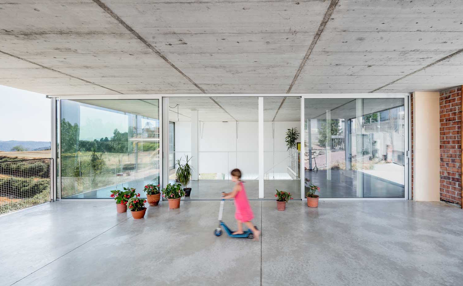  AG 0571+72. La estética inacabada de la fachada y los interiores obedece tanto a la búsqueda de una imagen de esencialidad como a las limitaciones presupuestarias con que tuvieron que manejarse los arquitectos