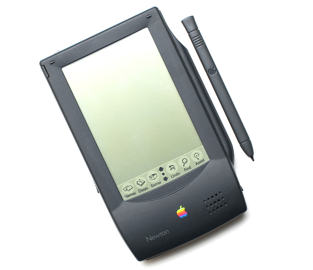 Apple Newton. La Apple Newton Message Pad, lanzada en 1993, puede considerarse el primer PDA (Personal Digital Assistant). Fue la respuesta de la compañía fundada por Steve Jobs a la Palm de Pilot. No tuvo éxito y, sin embargo, allanó el camino para el iPad y el iPhone